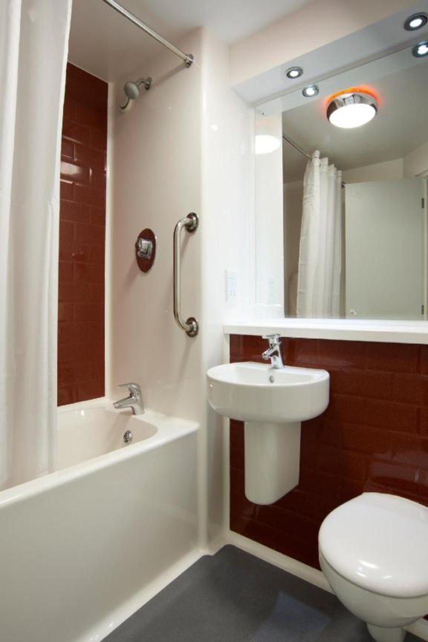 Travelodge Cardiff Central Queen Street Eksteriør bilde