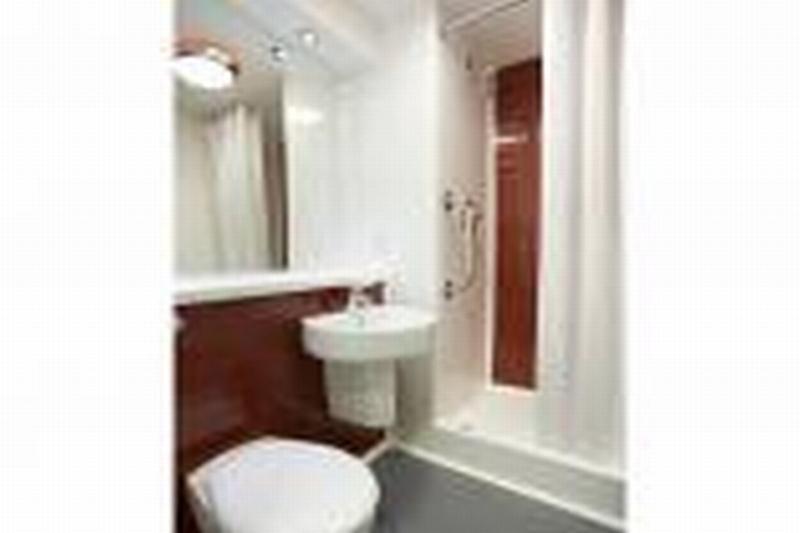 Travelodge Cardiff Central Queen Street Eksteriør bilde