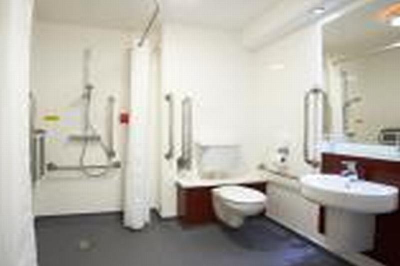 Travelodge Cardiff Central Queen Street Eksteriør bilde
