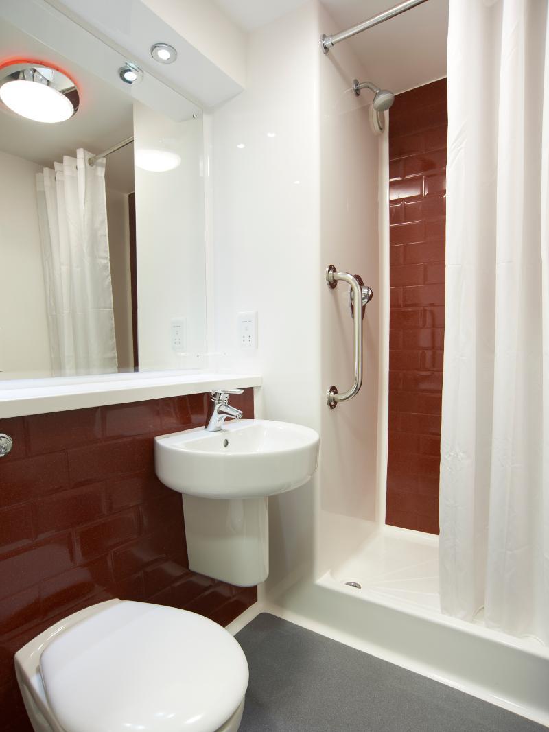 Travelodge Cardiff Central Queen Street Eksteriør bilde
